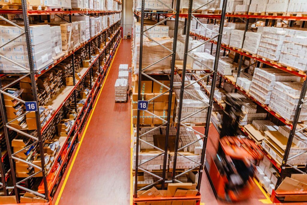 Operador logístico en Barcelona BCN New Logistics gestionando la cadena de suministro en almacén.